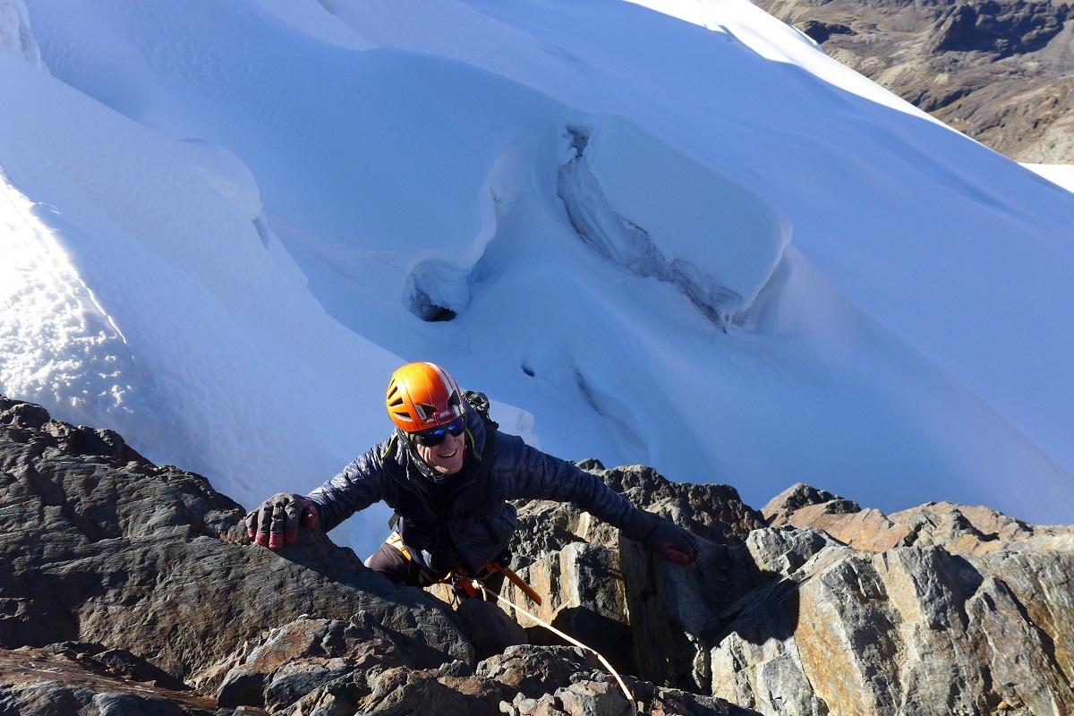 Bergführer Harald klettert am mit Schnee bedeckten Berg