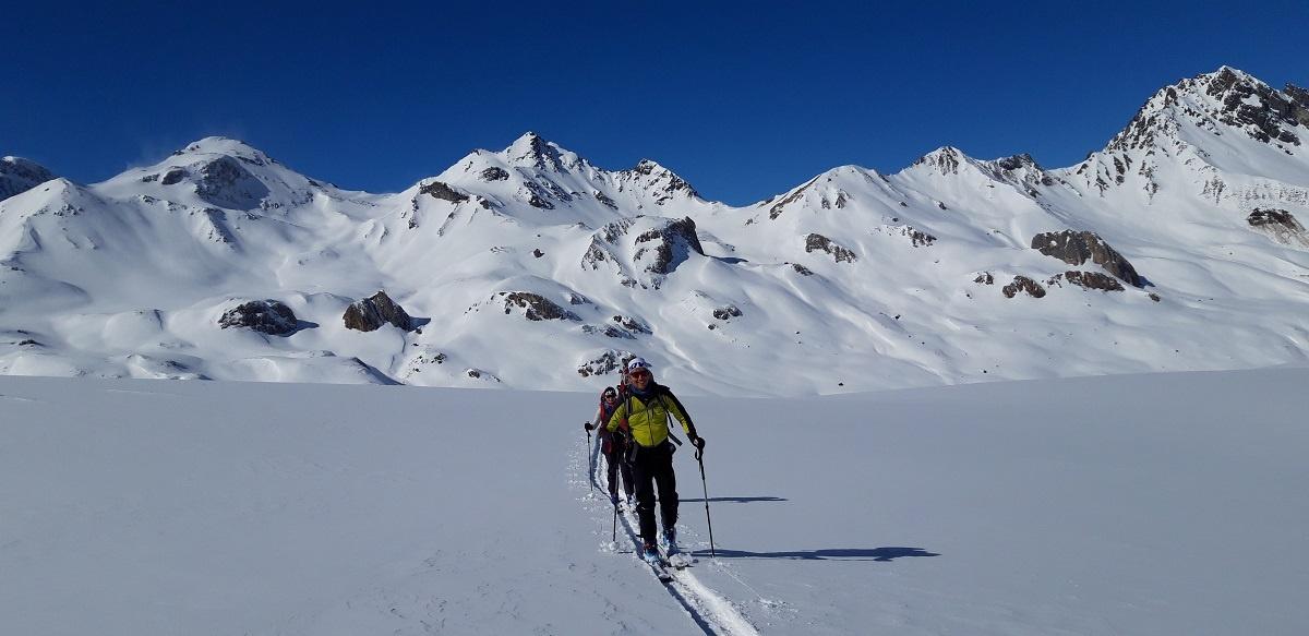 Bergführer Stefan mit seiner Skitour-Gruppe